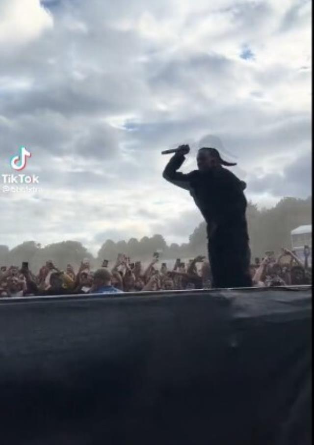 Ünlü rapçi Playboi Carti, konserinde sahneden düştü Ünlü rapçi Playboi Carti, konserinde sahneden düştü