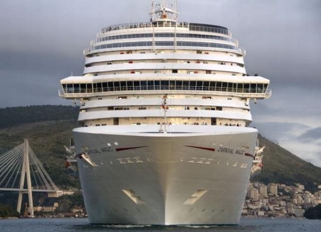 Yolcu gemisi grup ilişki iddiasıyla karıştı! Sahil güvenlik ekipleri yolcuları zor ayırdı