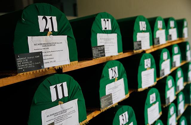 Tarihin en büyük katliamı Srebrenitsa'da hayatını kaybeden 50 kişi daha son yolculuğuna uğurlanıyor