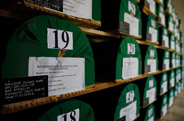 Tarihin en büyük katliamı Srebrenitsa'da hayatını kaybeden 50 kişi daha son yolculuğuna uğurlanıyor