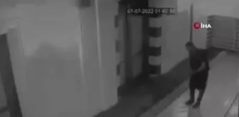 Camiye benzin dökerek böyle ateşe verdi