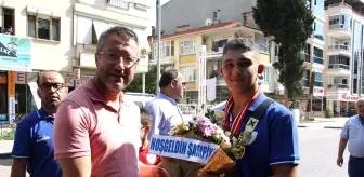 Kırkpınar'ın tozkoparan boyu şampiyonuna memleketinde davullu zurnalı karşılama