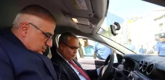 Muş Valisi Gündüzöz, emniyetin yeni araçlarını direksiyon başına geçerek kortejle tanıttı