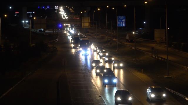 43 ilin geçiş güzergahında bayram yoğunluğu! Kuyruğun ucu bucağı görünmüyor