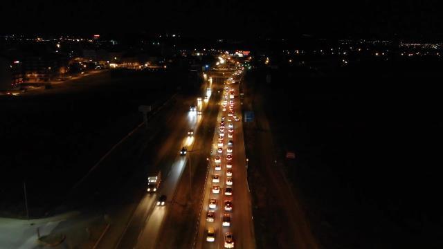 43 ilin geçiş güzergahında bayram yoğunluğu! Kuyruğun ucu bucağı görünmüyor