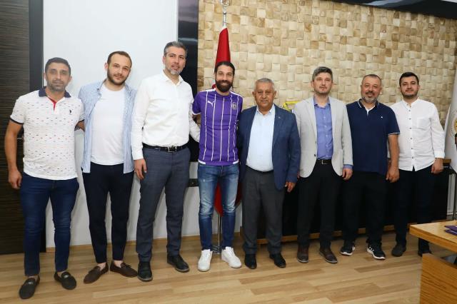 Futbolu bırakan Olcay Şahan, yeşil sahalara geri döndü! İşte yeni takımı