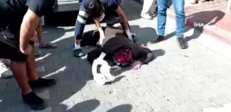 Geri geri gelen otomobil eczaneden çıkan kadına çarptı