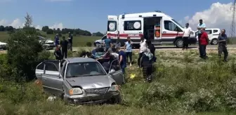 Tarlaya uçan otomobildeki 3 kişi yaralandı