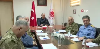 Bakan Akar beraberindeki TSK komuta kademesi ile Dağlıca'da