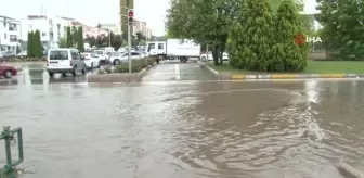 Eskişehir'de sağanak yağış kabusu: Mahsur kalan çocuğu sırtında taşıyarak karşıya geçirdi