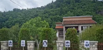 Son dakika... Sırp askerlerinin fotoğraflarının yerleştirildiği Srebrenitsa'da Müslümanlara provokasyon