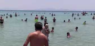 Kuşadası'ndaki plajlarda bayram tatili yoğunluğu