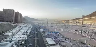 Hacılar bayramın ikinci gününde şeytan taşlamaya devam ediyor