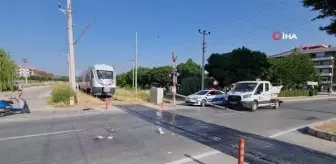 İzmir'de trenle motosiklet çarpıştı: 1 ağır yaralı