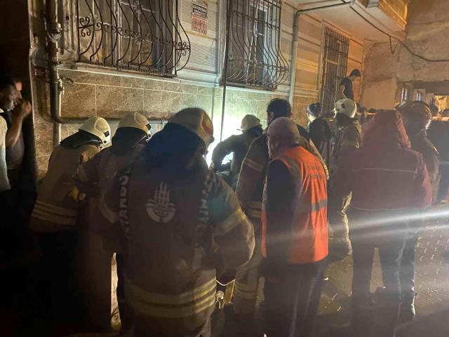 Selin vurduğu Esenyurt'ta bodrum katta mahsur kalan yabancı uyruklu 2 kişiyi vatandaşlar kurtardı Selin vurduğu Esenyurt'ta bodrum katta mahsur kalan yabancı uyruklu 2 kişiyi vatandaşlar kurtardı