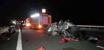 Otobanda bariyerlere çarpan otomobil karşı şeride geçip devrildi: 3 ölü, 2 yaralı