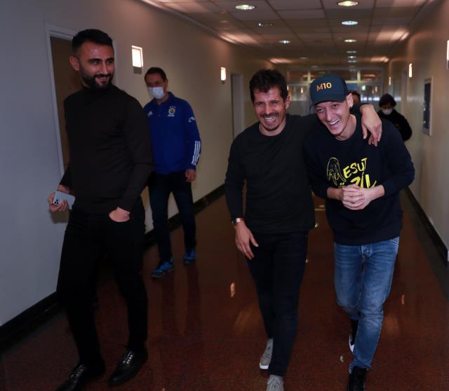 Sosyal medya yıkılıyor! Fenerbahçe'den ayrılan Mesut Özil'in yeni adresi olay oldu