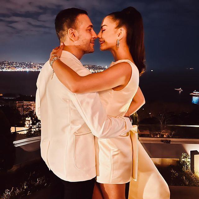 Düğün öncesi tatile çıkan Demet Özdemir ve Oğuzhan Koç çifti birbirini öpücüklere boğdu
