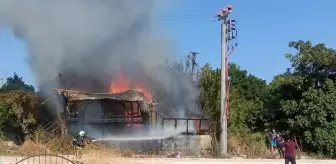 Son dakika haberi... Antalya'da yangında bir ev kullanılamaz hale geldi