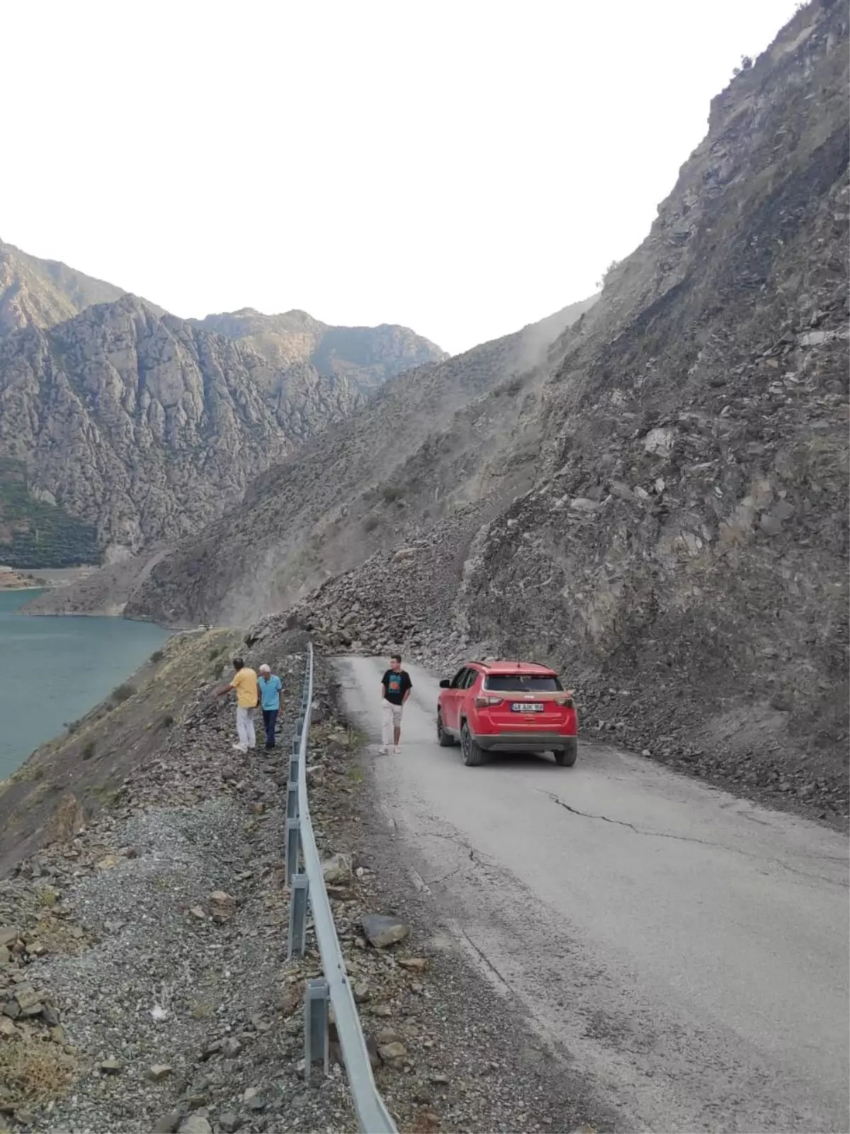 Heyelan nedeniyle köy yolu ulaşıma kapandı Son Dakika