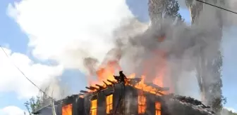 Mudurnu'da 2 katlı ahşap ev yangında kullanılamaz hale geldi