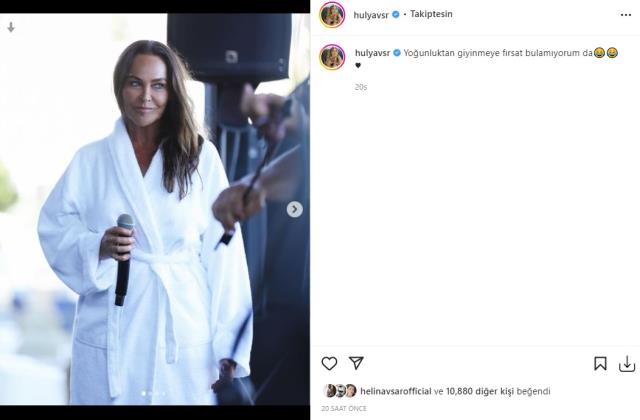 'Yoğunluktan giyinmeye fırsat bulamıyorum' diyen Hülya Avşar, sahneye bornozla çıktı 'Yoğunluktan giyinmeye fırsat bulamıyorum' diyen Hülya Avşar, sahneye bornozla çıktı