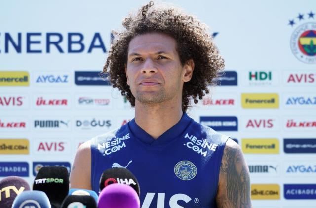 Canlı yayına damga vuran an! Üzerine pano devrilen Fenerbahçe'nin yeni transferi Arao neye uğradığını şaşırdı