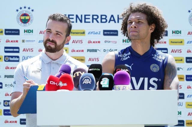 Canlı yayına damga vuran an! Üzerine pano devrilen Fenerbahçe'nin yeni transferi Arao neye uğradığını şaşırdı