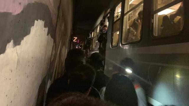 Tren seferleri aksayan Paris'te halk tünellerde mahsur kaldı