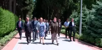 Bakan Yanık, Haydar Aliyev'in kabri ile Şehitler Mezarlığı ve Türk Şehitliği Anıtı'nı ziyaret etti