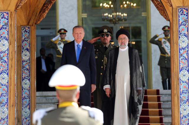 Cumhurbaşkanı Erdoğan İran'da Çağrı filminin müziğiyle karşılandı Cumhurbaşkanı Erdoğan İran'da Çağrı filminin müziğiyle karşılandı