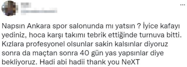 Yine rahat durmayan Ebrar Karakurt, Nasreddin Hoca heykelinin önünde dizlerinin üstüne çöküp poz verdi