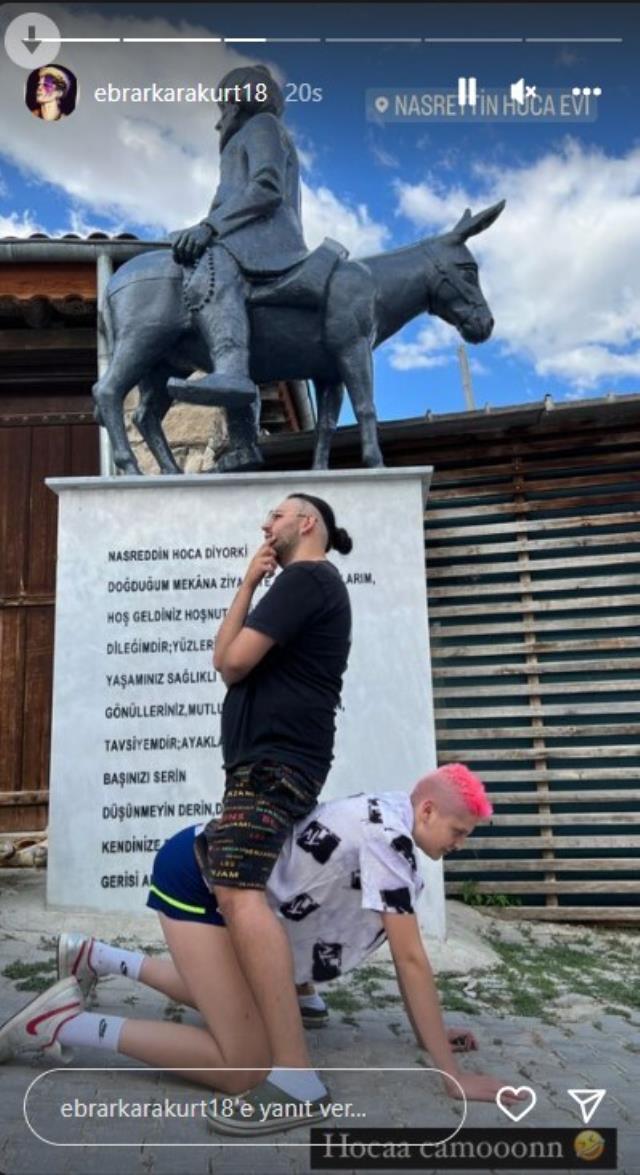 Yine rahat durmayan Ebrar Karakurt, Nasreddin Hoca heykelinin önünde dizlerinin üstüne çöküp poz verdi