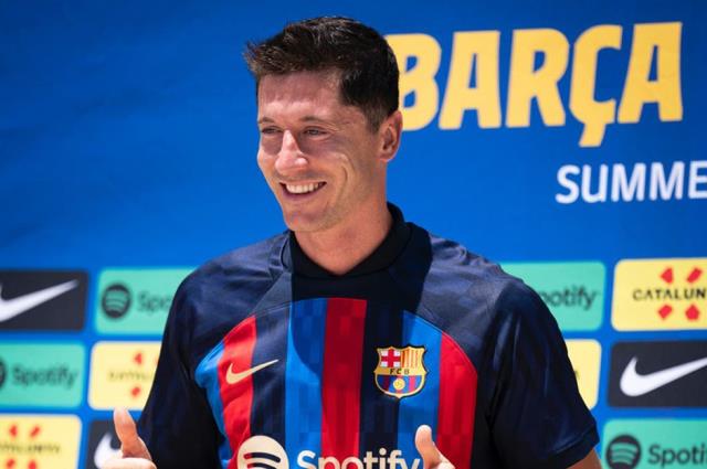Barcelona'da akıllara durgunluk veren kriz! Robert Lewandowski forması satılamıyor