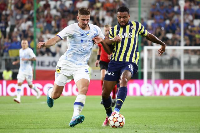 Fenerbahçe'nin yeni transferi sahne aldı! Joshua King'in gördüğü sarı kart tepki topladı Fenerbahçe'nin yeni transferi sahne aldı! Joshua King'in gördüğü sarı kart tepki topladı