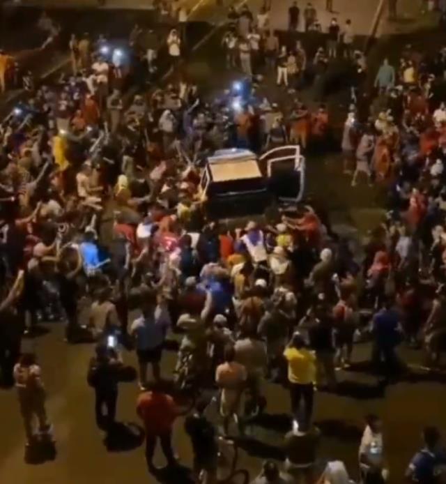 Panama'da akaryakıt fiyatlarını protesto eden yüzlerce kişi ülkeyi yangın yerine çevirdi Panama'da akaryakıt fiyatlarını protesto eden yüzlerce kişi ülkeyi yangın yerine çevirdi
