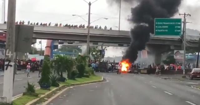 Panama'da akaryakıt fiyatlarını protesto eden yüzlerce kişi ülkeyi yangın yerine çevirdi Panama'da akaryakıt fiyatlarını protesto eden yüzlerce kişi ülkeyi yangın yerine çevirdi