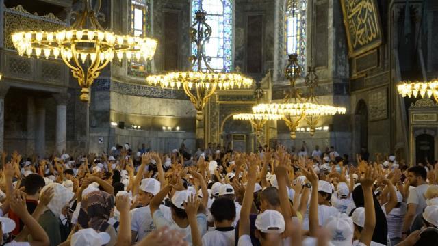 TÜGVA Yaz Okulu gençliği Ayasofya'da