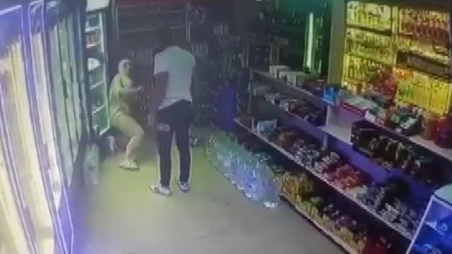 Yolda yürürken tacize uğrayan genç kadın sığındığı tekel bayisinde öldüresiye dövüldü Yolda yürürken tacize uğrayan genç kadın sığındığı tekel bayisinde öldüresiye dövüldü