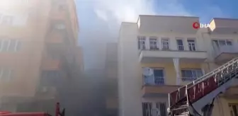 Apartman yangınında dumanların arasında kalan anne ve iki çocuğu böyle kurtarıldı