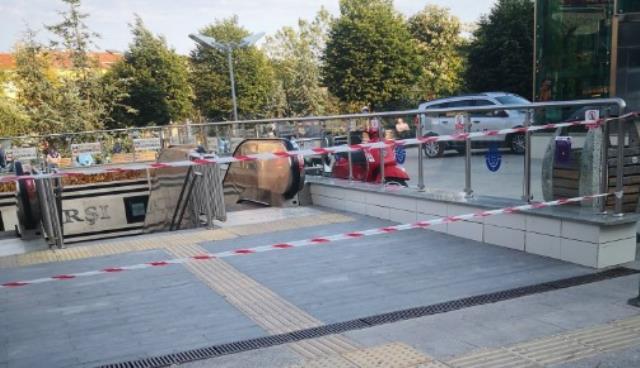 Üsküdar-Çekmeköy metro hattında 1 saatten fazla süren arıza İstanbul'da hayatı felç etti Üsküdar-Çekmeköy metro hattında 1 saatten fazla süren arıza İstanbul'da hayatı felç etti
