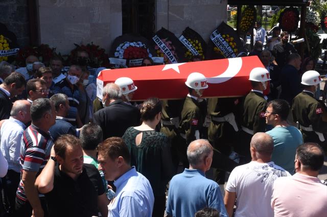 Murat Ongun'un acı günü! Babası Emekli Binbaşı Nihat Ongun, bayrağa sarılı tabutla son yolculuğuna uğurlandı