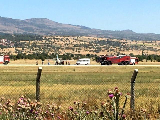 İniş sırasında ön tekeri kopan uçağın pilotu kazayı burnu bile kanamadan atlattı İniş sırasında ön tekeri kopan uçağın pilotu kazayı burnu bile kanamadan atlattı