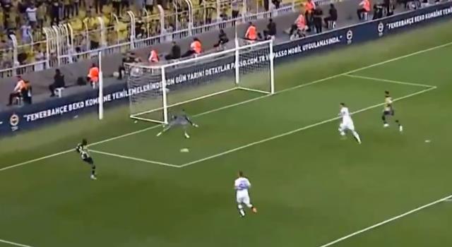 Sen ne yapıyorsun İtalyan! Fenerbahçe-Dinamo Kiev maçına hakemin gol kararı damga vurdu Sen ne yapıyorsun İtalyan! Fenerbahçe-Dinamo Kiev maçına hakemin gol kararı damga vurdu