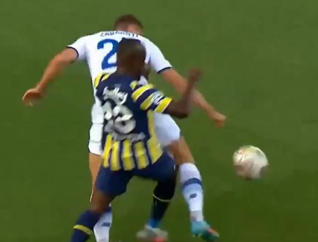 Sen ne yapıyorsun İtalyan! Fenerbahçe-Dinamo Kiev maçına hakemin gol kararı damga vurdu Sen ne yapıyorsun İtalyan! Fenerbahçe-Dinamo Kiev maçına hakemin gol kararı damga vurdu