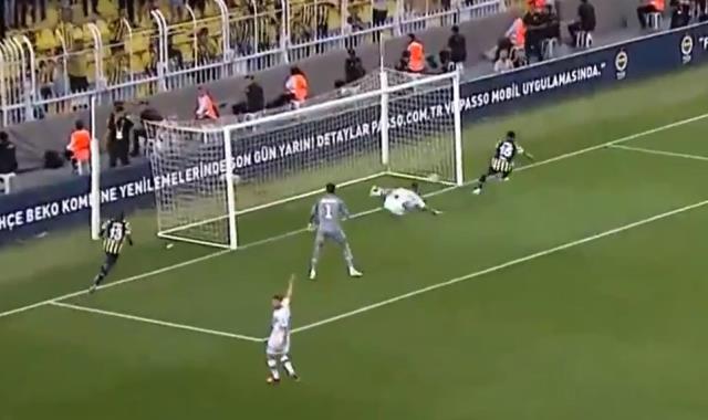 Sen ne yapıyorsun İtalyan! Fenerbahçe-Dinamo Kiev maçına hakemin gol kararı damga vurdu Sen ne yapıyorsun İtalyan! Fenerbahçe-Dinamo Kiev maçına hakemin gol kararı damga vurdu