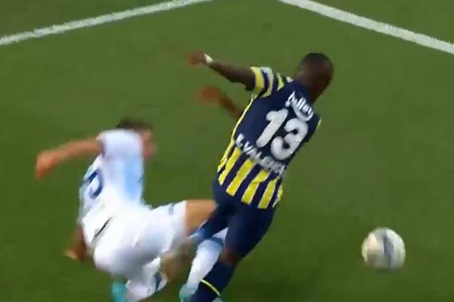 Sen ne yapıyorsun İtalyan! Fenerbahçe-Dinamo Kiev maçına hakemin gol kararı damga vurdu Sen ne yapıyorsun İtalyan! Fenerbahçe-Dinamo Kiev maçına hakemin gol kararı damga vurdu