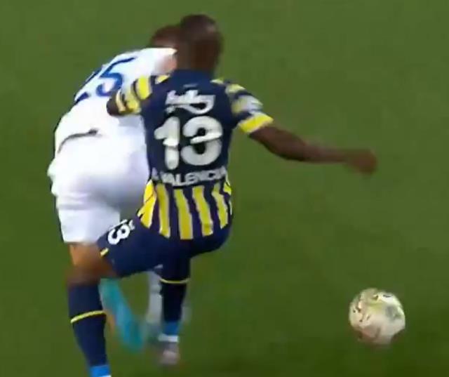 Sen ne yapıyorsun İtalyan! Fenerbahçe-Dinamo Kiev maçına hakemin gol kararı damga vurdu Sen ne yapıyorsun İtalyan! Fenerbahçe-Dinamo Kiev maçına hakemin gol kararı damga vurdu