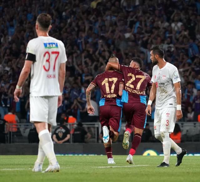 Trabzonspor, Sivasspor'u farklı yenerek Süper Kupa'nın sahibi oldu Trabzonspor, Sivasspor'u farklı yenerek Süper Kupa'nın sahibi oldu