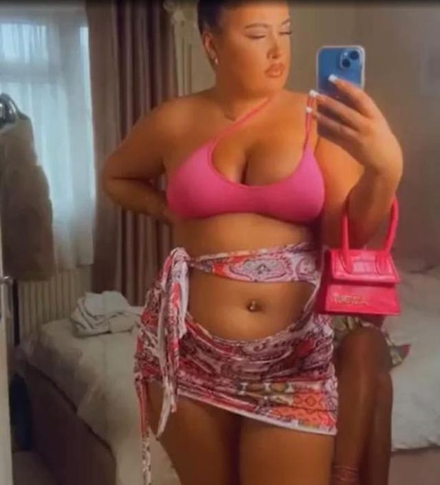 Elbisesi yüzünden restorana alınmayan genç kadın isyan etti Elbisesi yüzünden restorana alınmayan genç kadın isyan etti